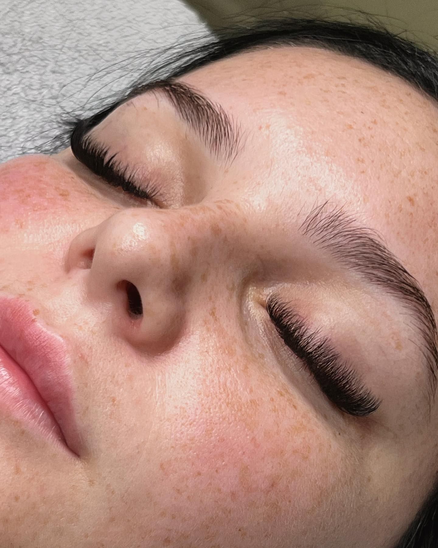 women with eye lashes extension