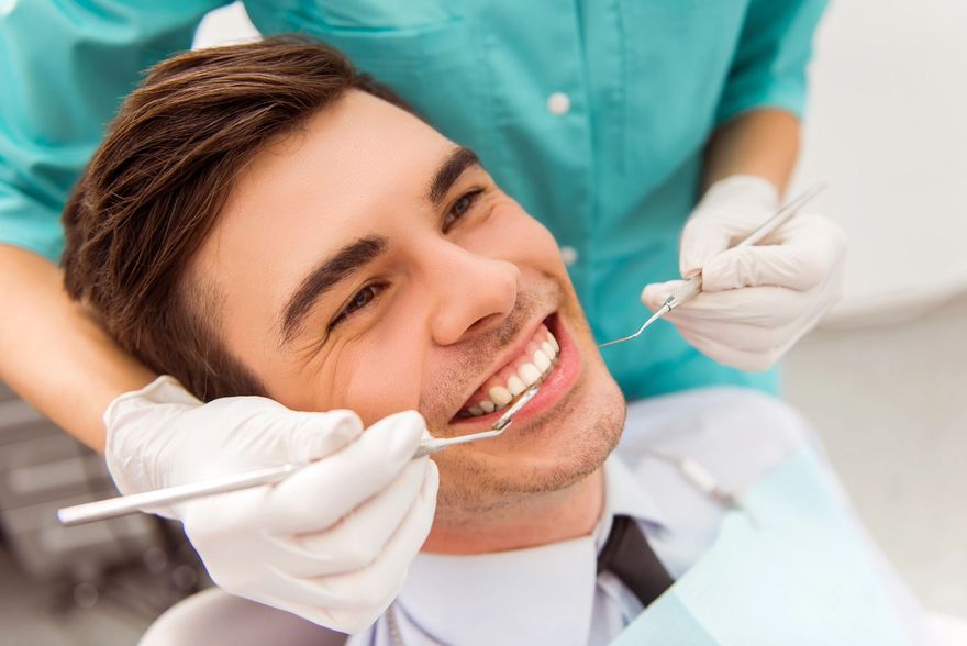 Uno spazzolino da denti e strumenti dentali in una tasca