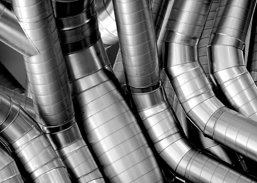 A black and white photo of a bunch of metal pipes.