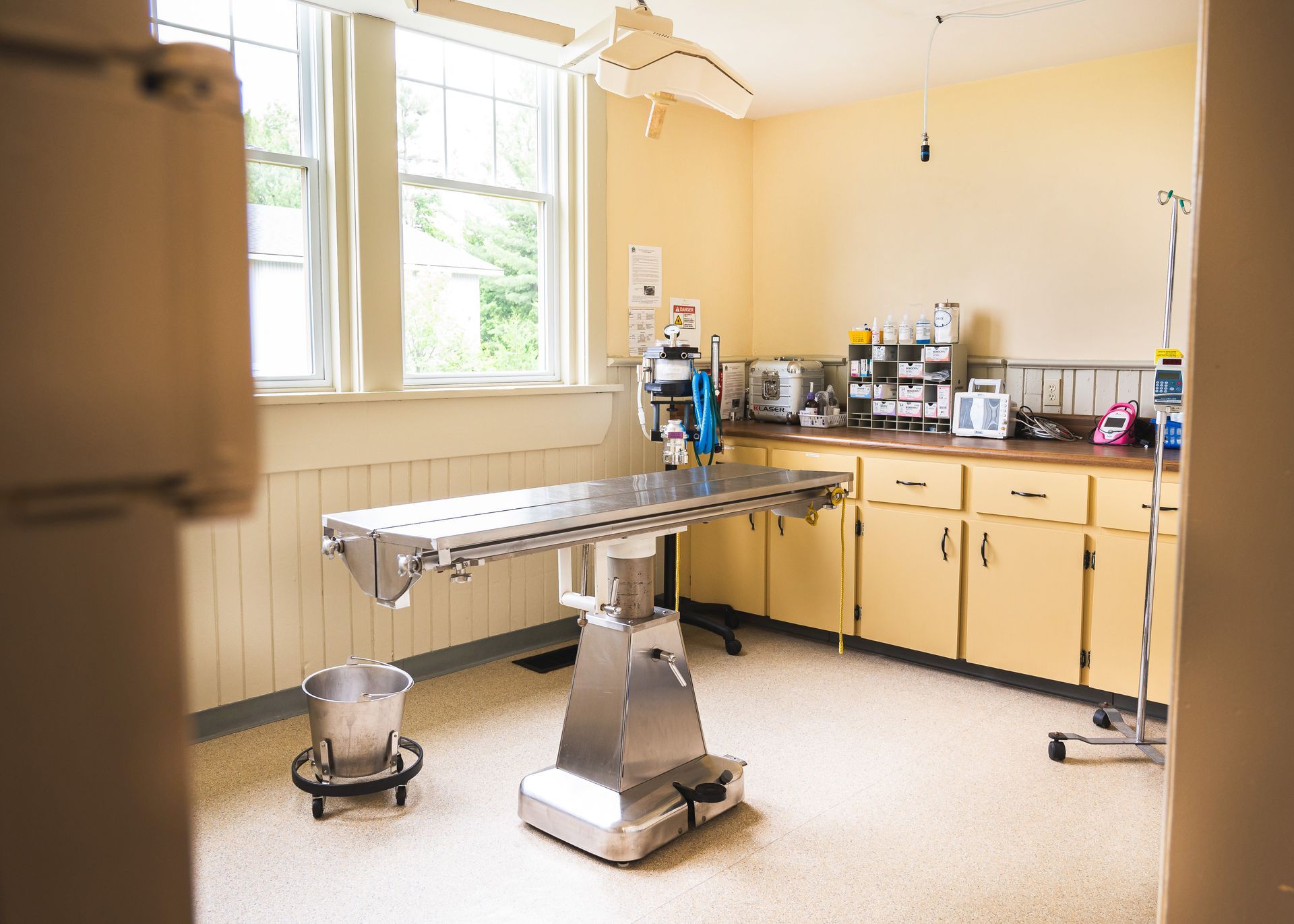 There is a surgical table in the middle of the room.