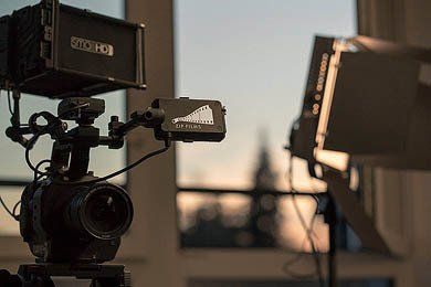 zip films bei Dreharbeiten mit Kamera und Licht