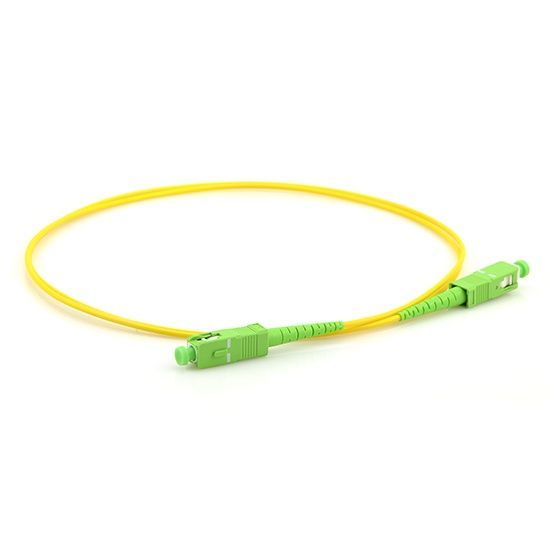 Un cable óptico amarillo con un conector verde.