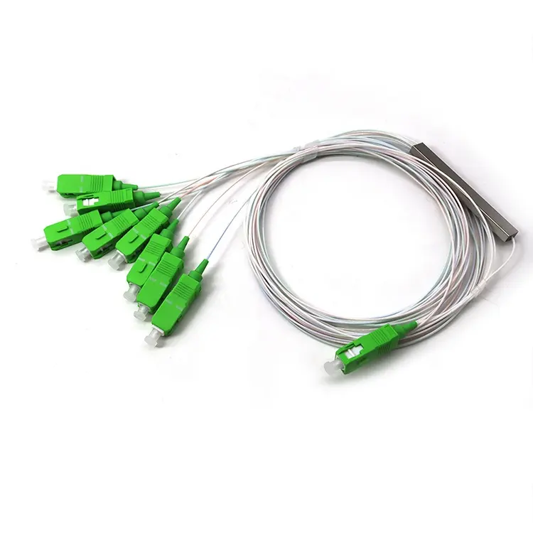 Un divisor con conectores verdes sobre un fondo blanco.