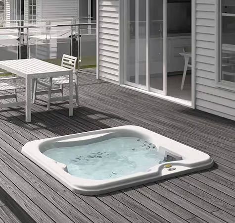 Une vue aérienne d'un complexe avec deux jacuzzis près de l'océan.