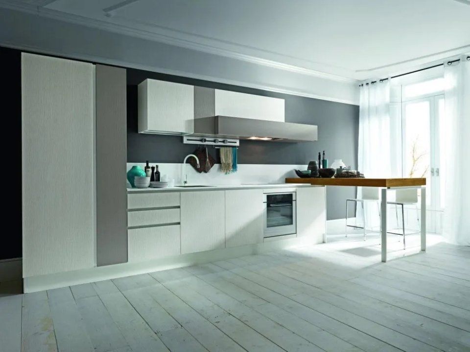 Cucina con mobili bianchi