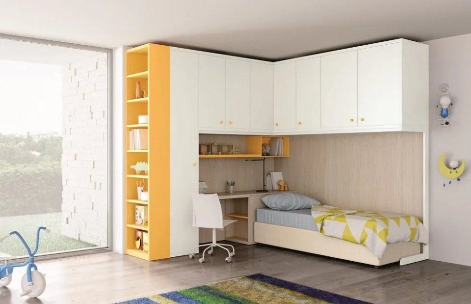 Cameretta con mobili bianchi e gialli