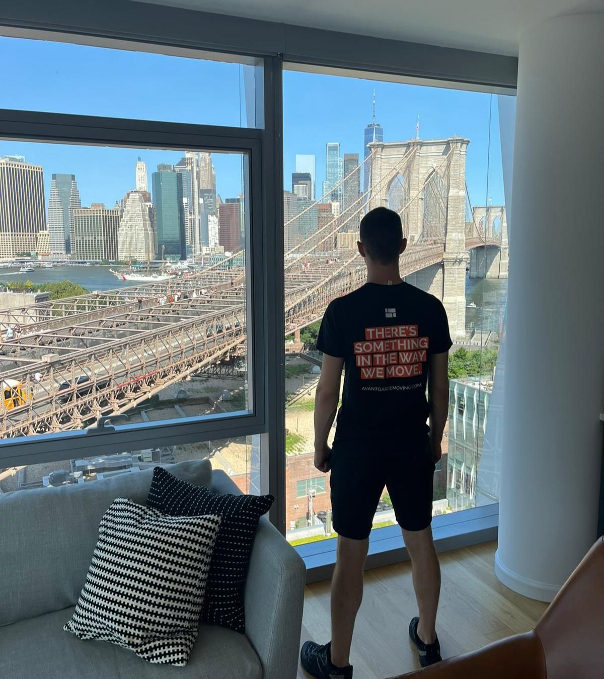 Photo of Avant-Garde mover in customers apartment in DUMBO, overlooking the Brooklyn Bridge 