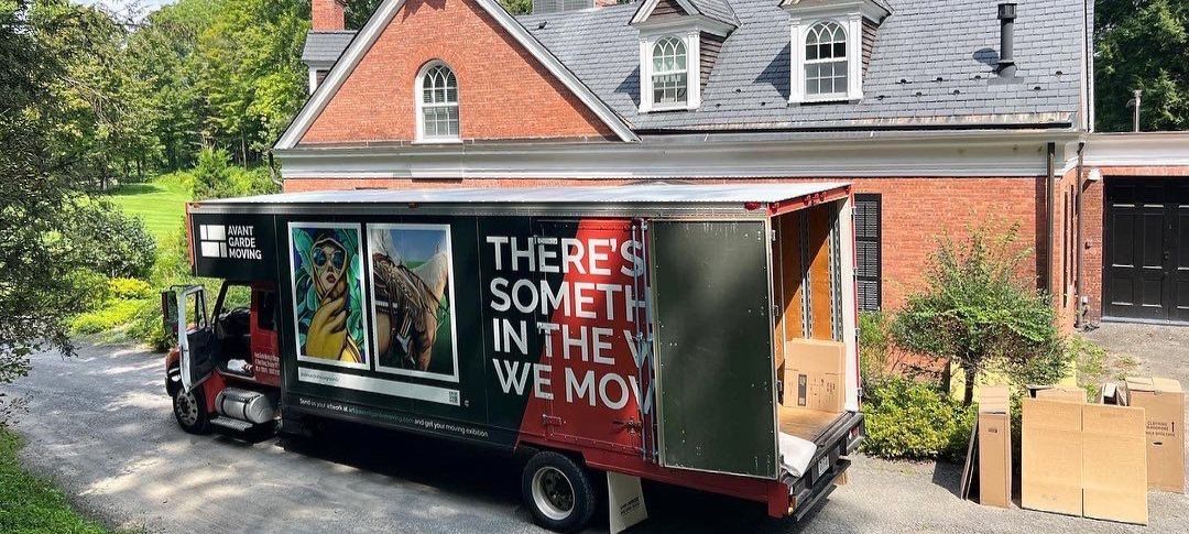 Photo of Avant-garde moving truck doing delivery in a house in Westchester