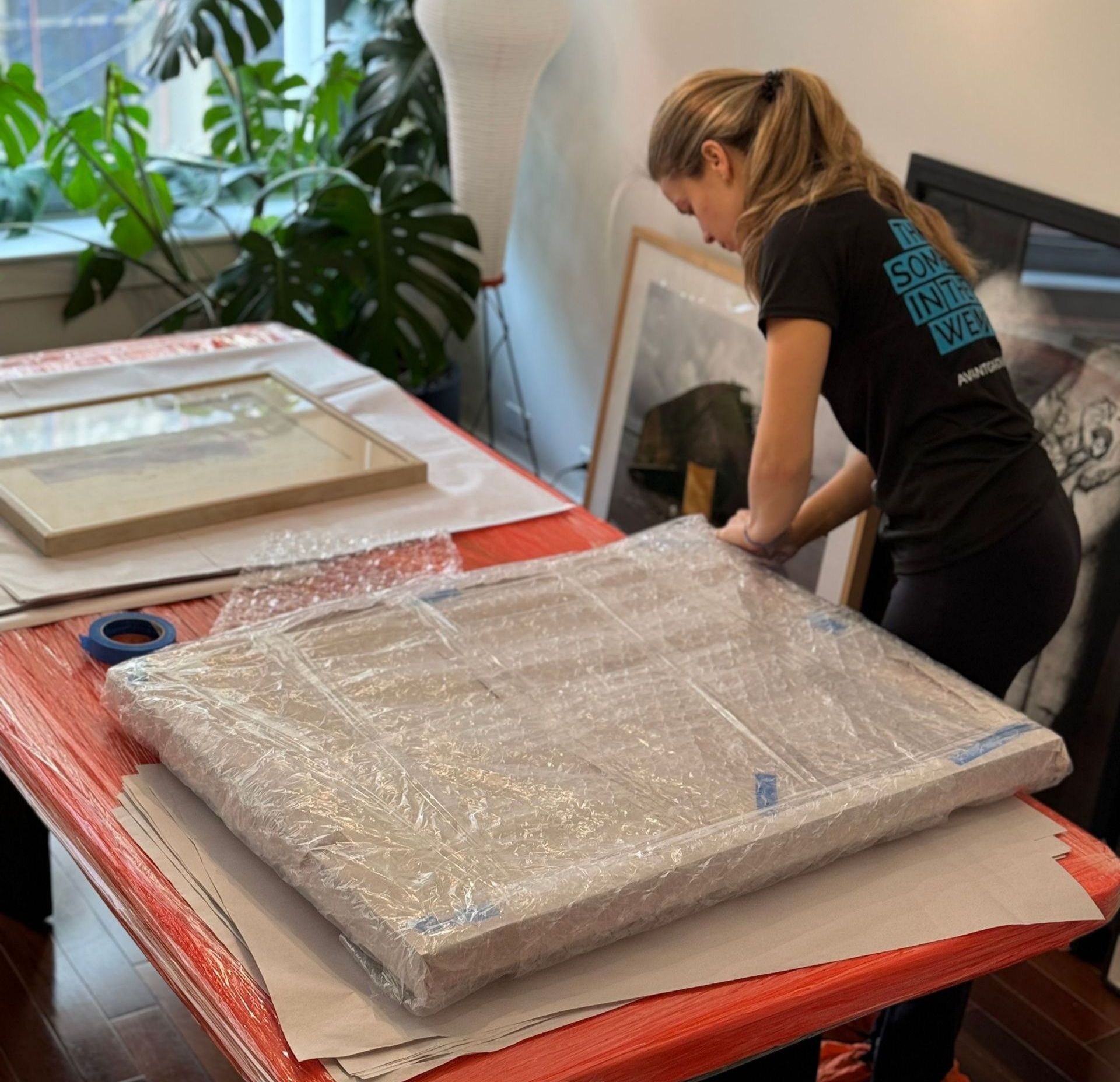 Avant-garde fine art mover & packer packing and protecting framed art