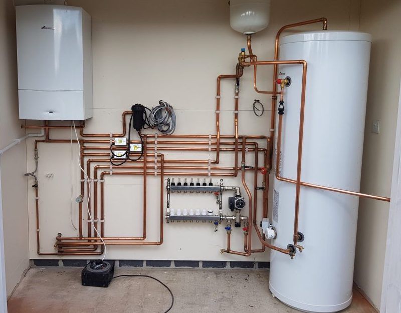 Patalpa su vandens šildytuvu ir variniais vamzdžiais