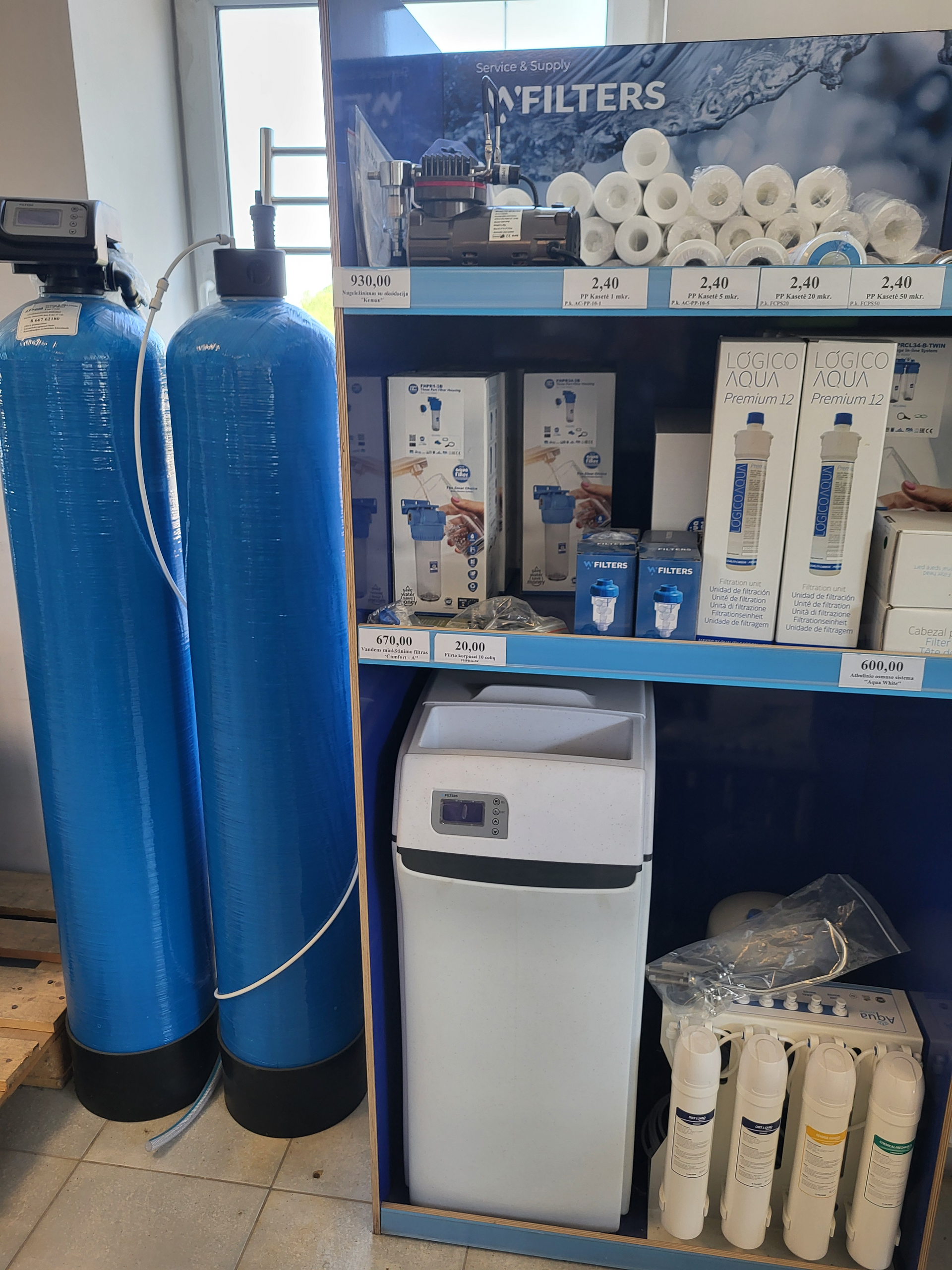 Vandens filtrų ekspozicija parduotuvėje
