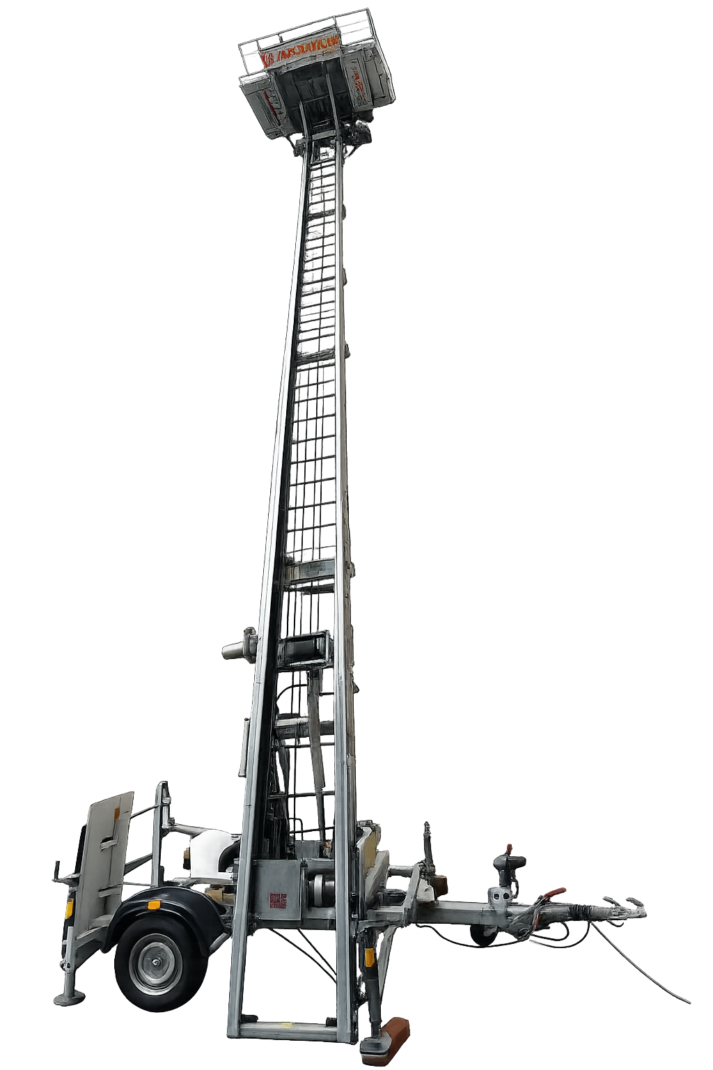 Un elevatore alto, color argento, montato su rimorchio, con una piattaforma in cima, 