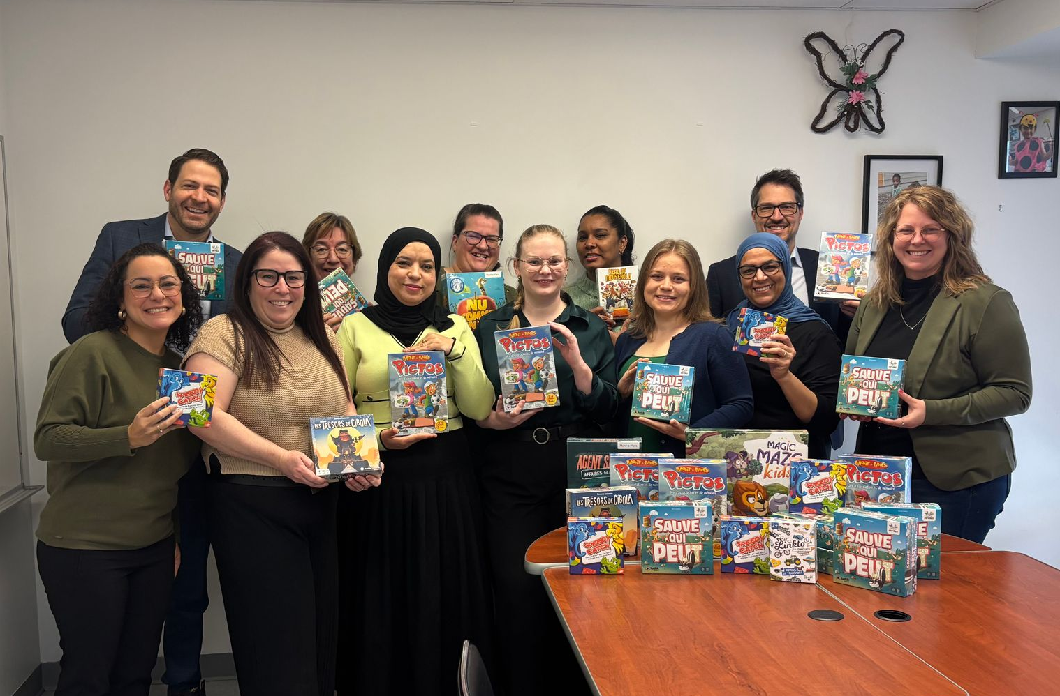  Un petit geste, beaucoup de sourires !
Le 19 février dernier, l’équipe de la succursale Assante de Saint-Hyacinthe a eu le plaisir de remettre à la Maison de la famille Maskoutaine une vingtaine de jeux de société. Ces jeux seront offerts à leur clientèle, pour des moments de joie et de partage en famille.
La Maison de la famille Maskoutaine a pour mission de soutenir, accompagner et enrichir la vie des familles maskoutaines, en favorisant le bien-être, le lien familial et l’inclusion. Elle accueille notamment les nouveaux arrivants, les familles en situation de vulnérabilité et tous ceux qui cherchent un accompagnement chaleureux et bienveillant. Parce que parfois, les plus petits gestes font les plus grands sourires !