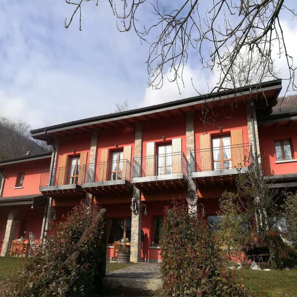 lavori per impianto fotovoltaico su agriturismo