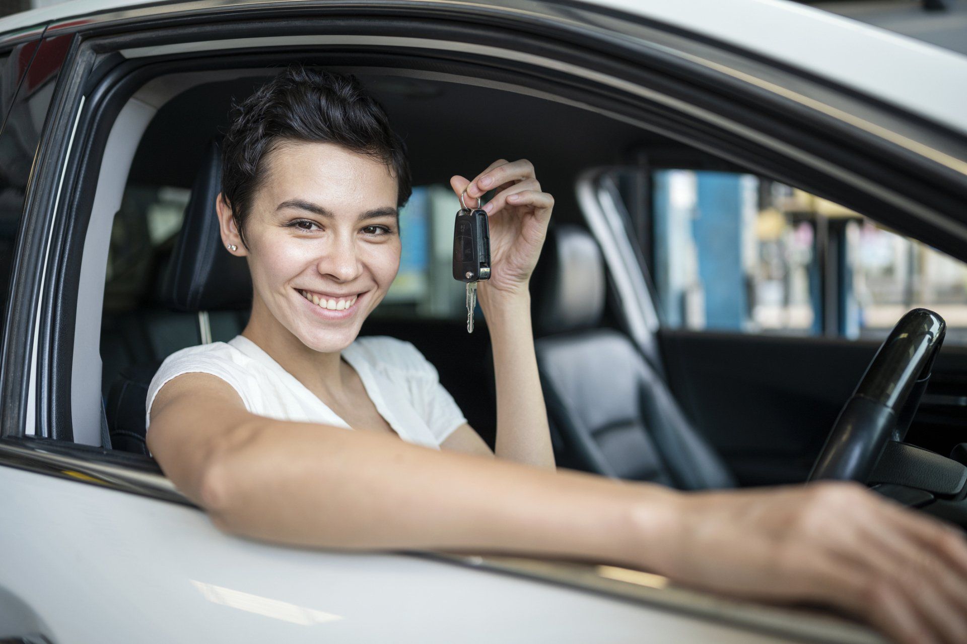 Человек в машине. Человек водит машину. A driver should. Водитель инструктор. A driver should.