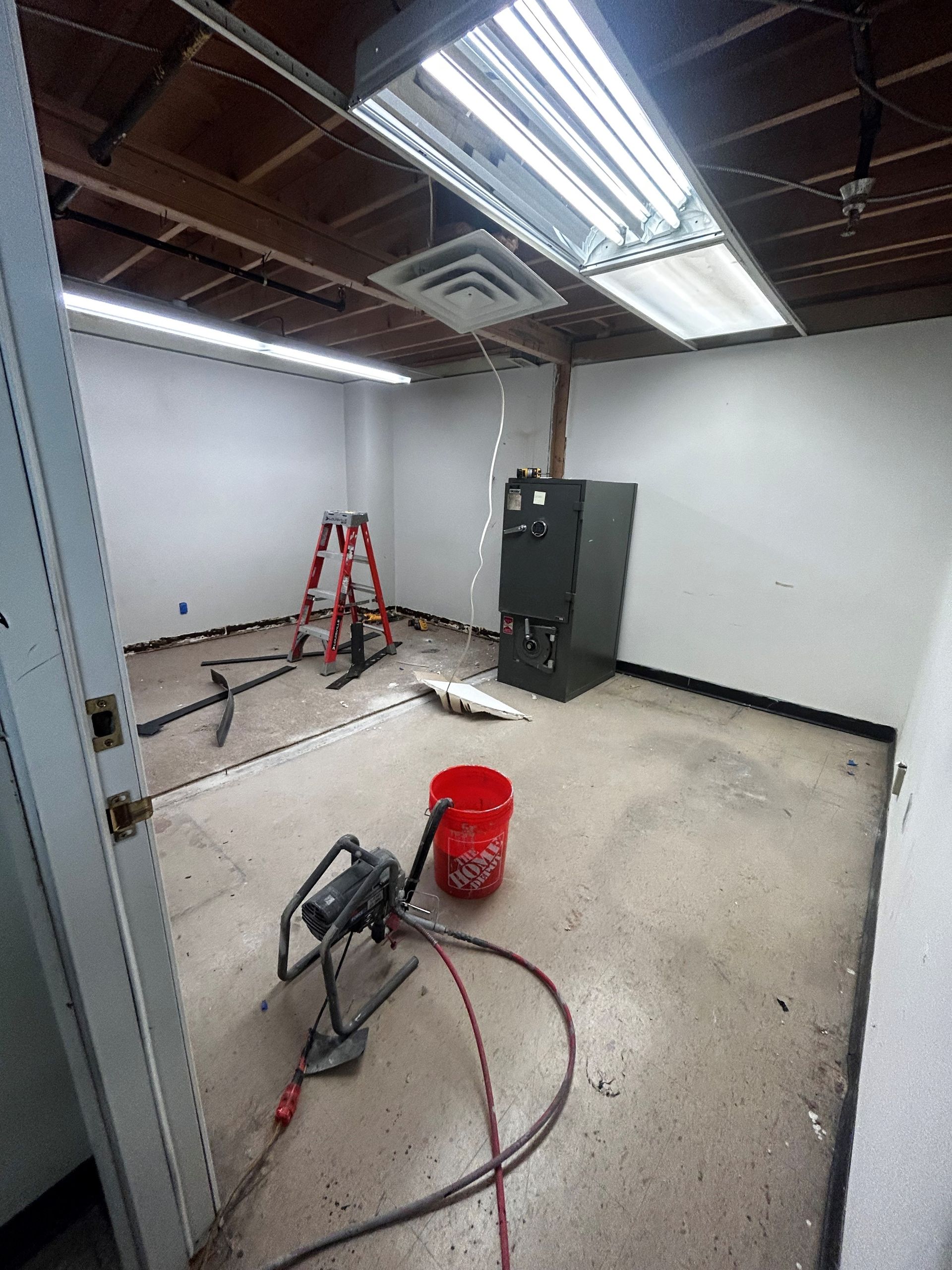 A group of children are posing for a picture on a golf course.