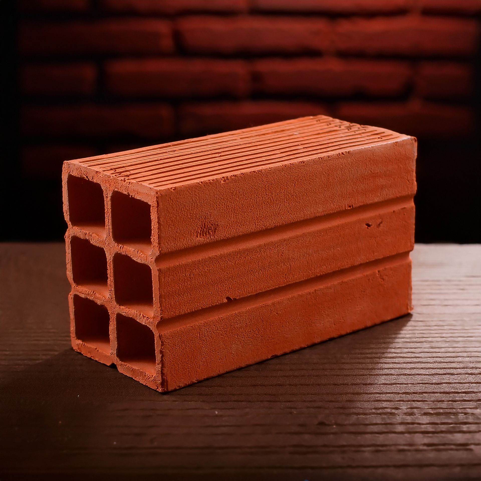 Um tijolo vermelho empilhado um sobre o outro sobre uma mesa de madeira.