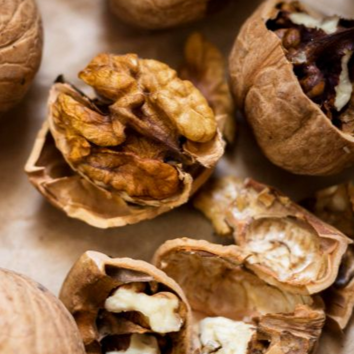 Nueces agrietadas con pulpa marrón expuesta y cáscaras de color marrón claro.