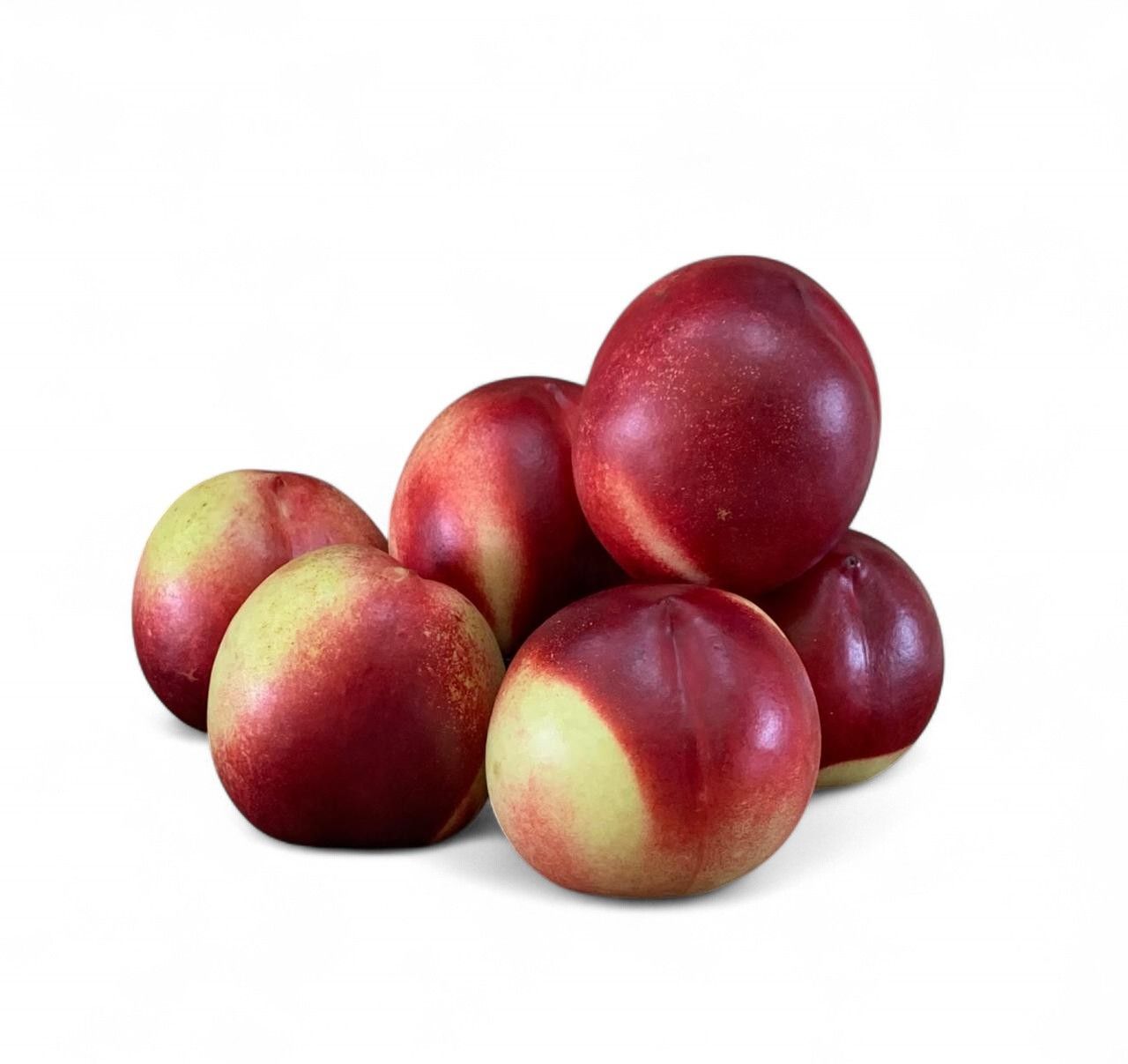 Pila de seis nectarinas maduras, con piel roja y amarilla.