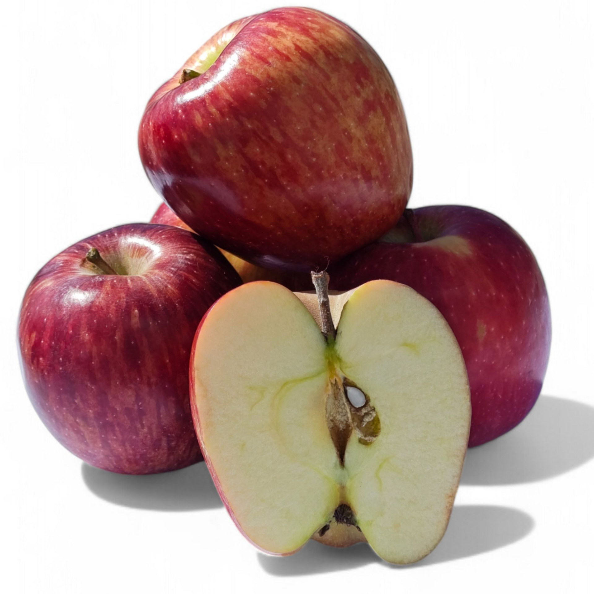 Manzanas rojas apiladas, primer plano, con gotas de agua. Se aprecian algunos matices amarillos en las manzanas con tallos verdes.