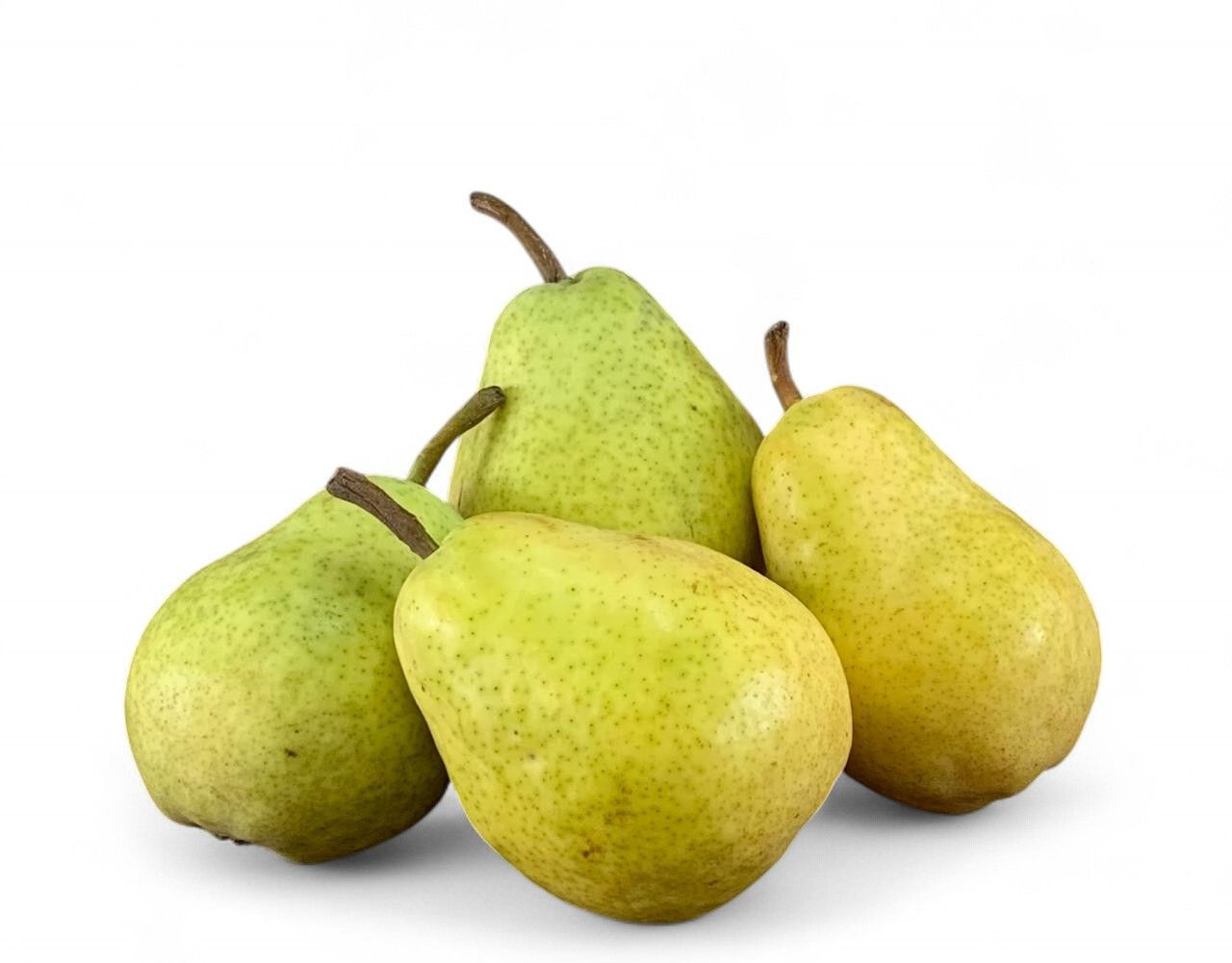 Peras amarillas, algunas con manchas marrones, agrupadas.