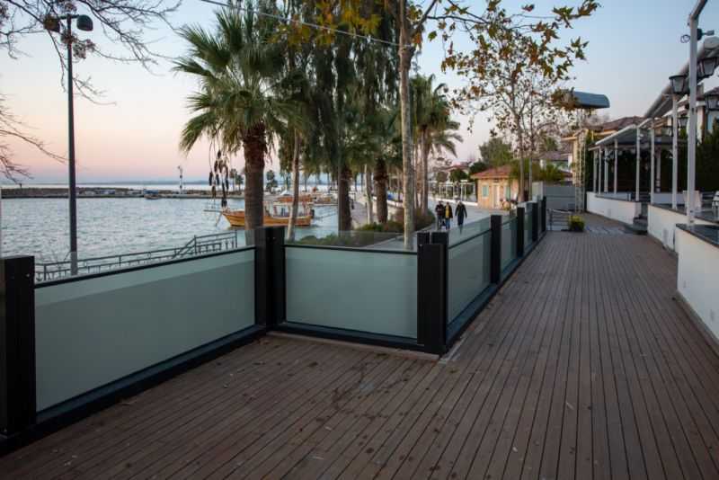 Motorisert glass rekkverk