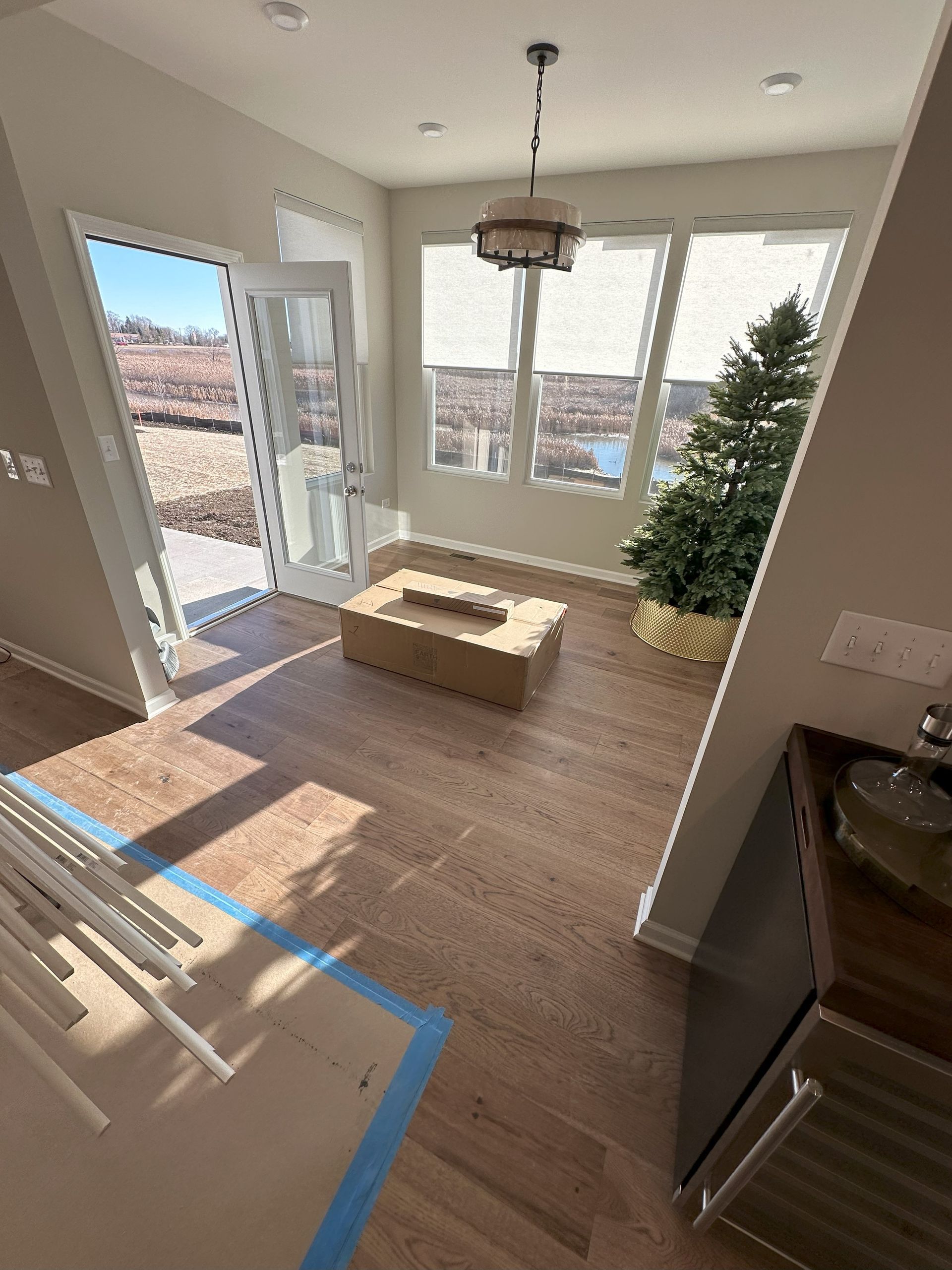 there is a christmas tree in the middle of the room .