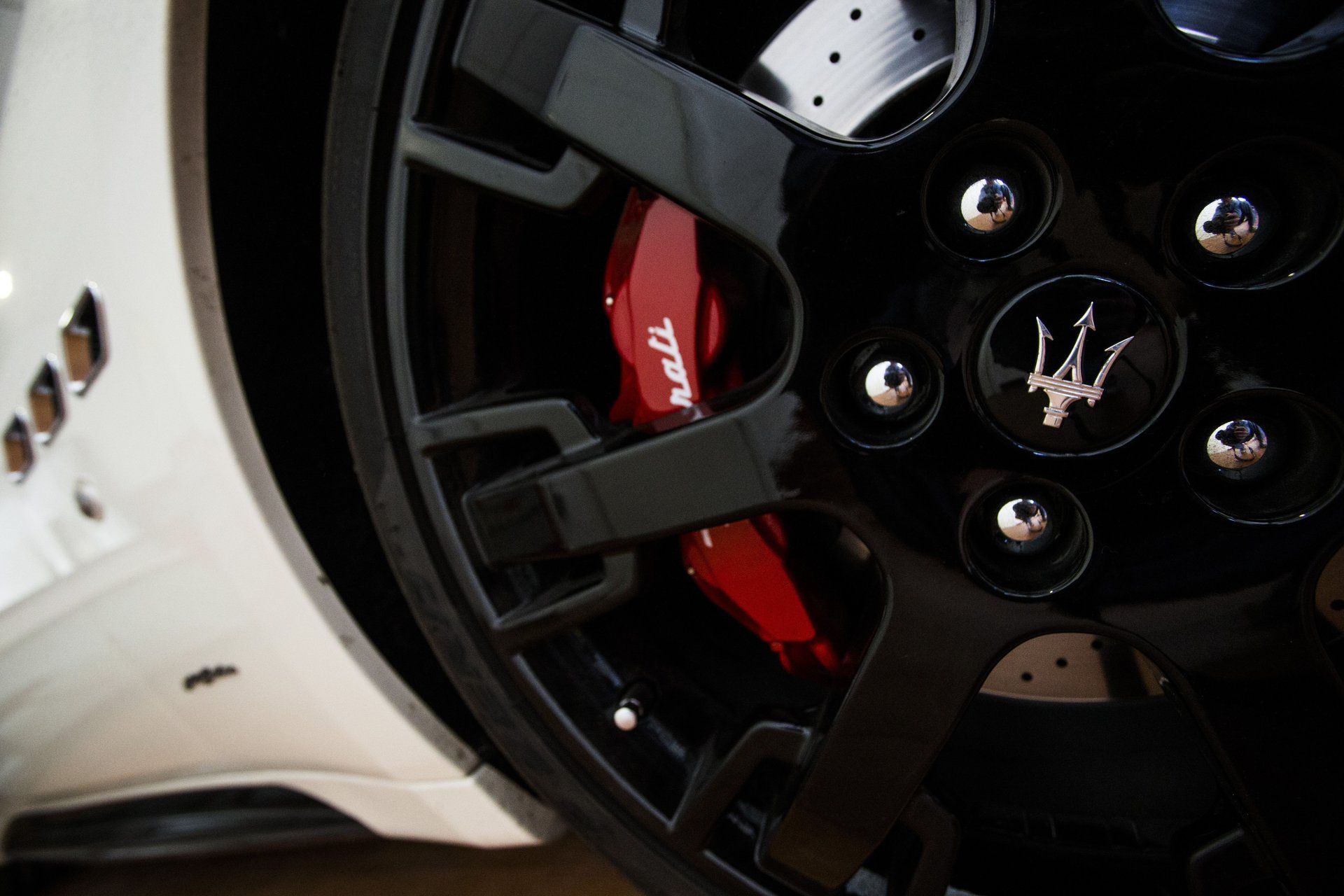 un meccanico che controlla una macchina con una scheda tecnica in mano