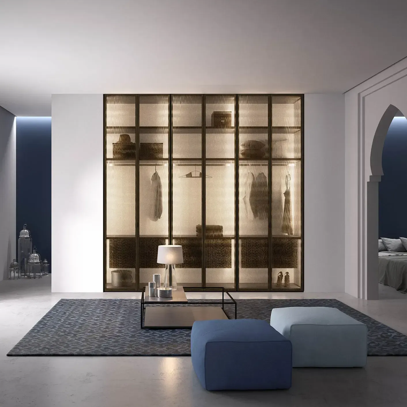 Camera da letto moderna con armadio in vetro illuminato, tappeti e posti a sedere.