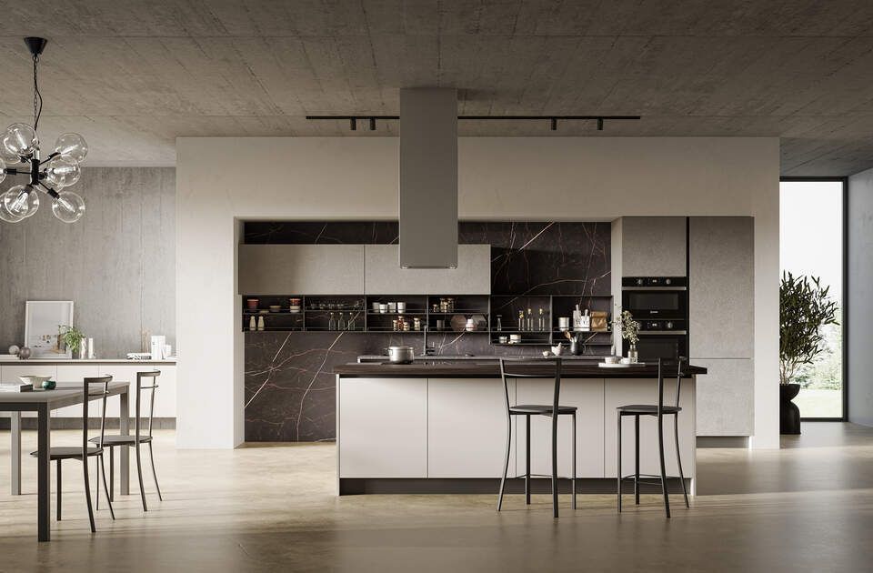 Cucina moderna con isola, paraschizzi in marmo, mobili luminosi e sgabelli da bar.