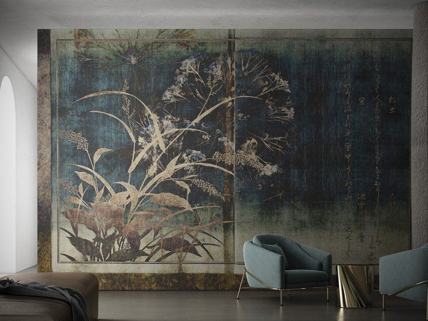 Carta da parati floreale astratta con dettagli color verde acqua; due poltrone blu, tavolino dorato.