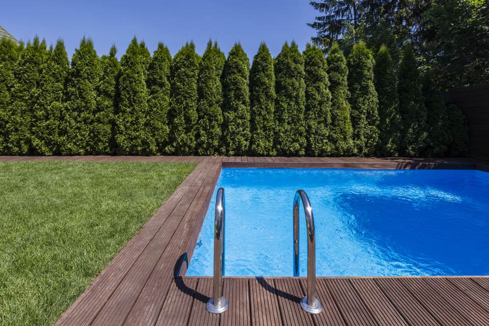 piscina con passerella in legno