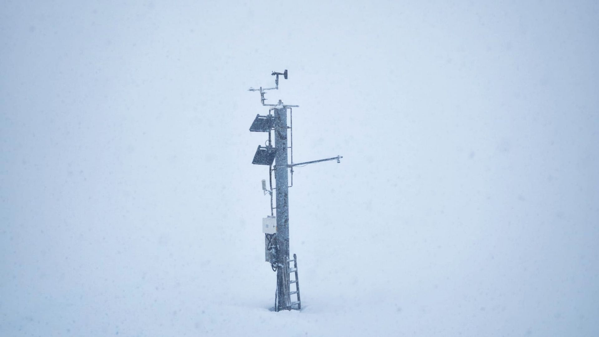 Estación meteorológica automática en el cercanas de Boí Taüll, en el Pirineo catalán