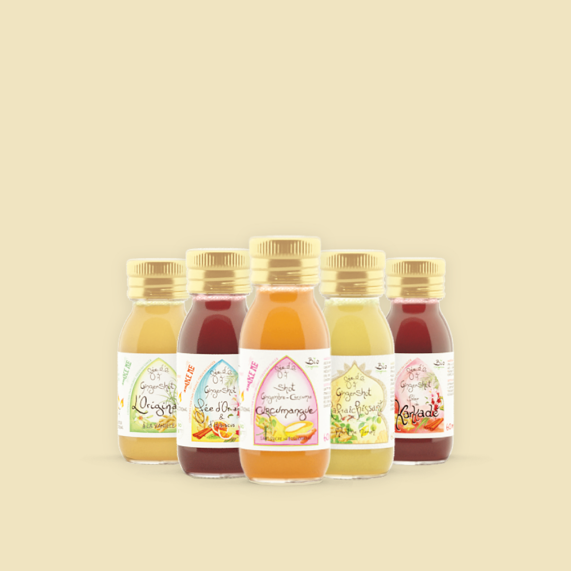 Un groupe de bouteilles de jus sont posées les unes à côté des autres sur une table.