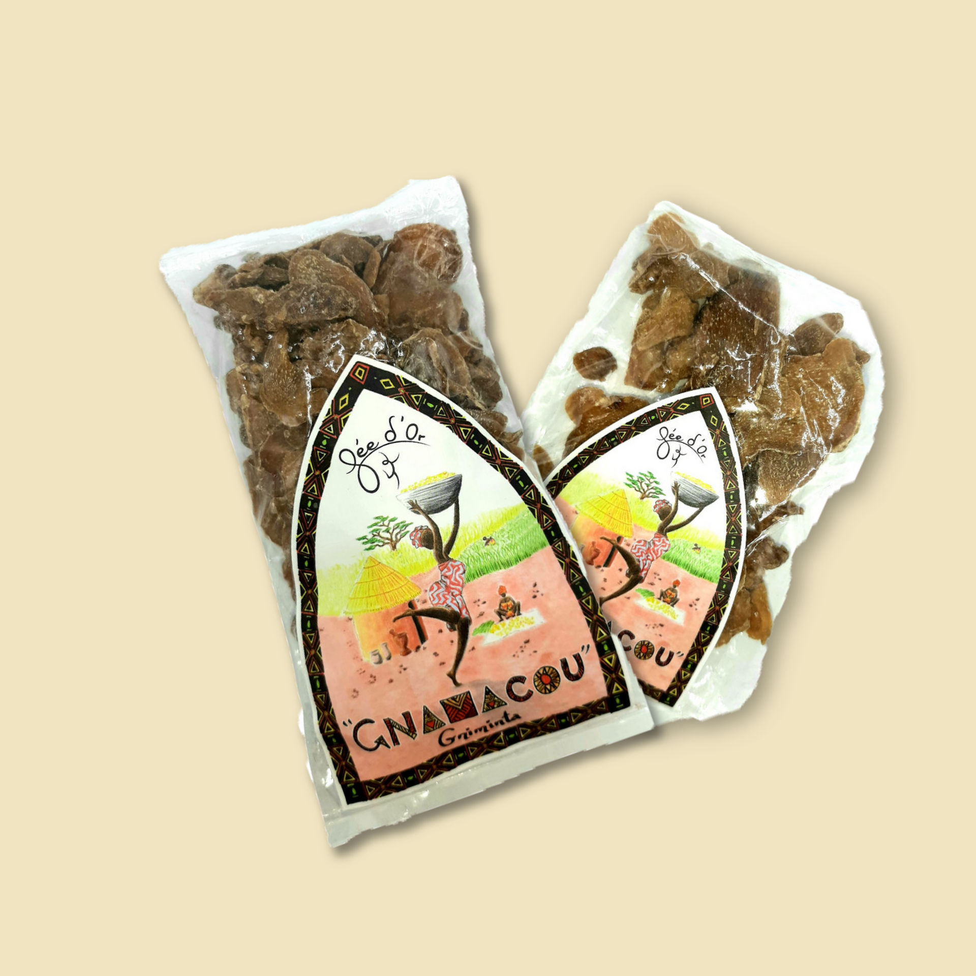 Deux sacs de noix sont posés l'un à côté de l'autre sur une table.