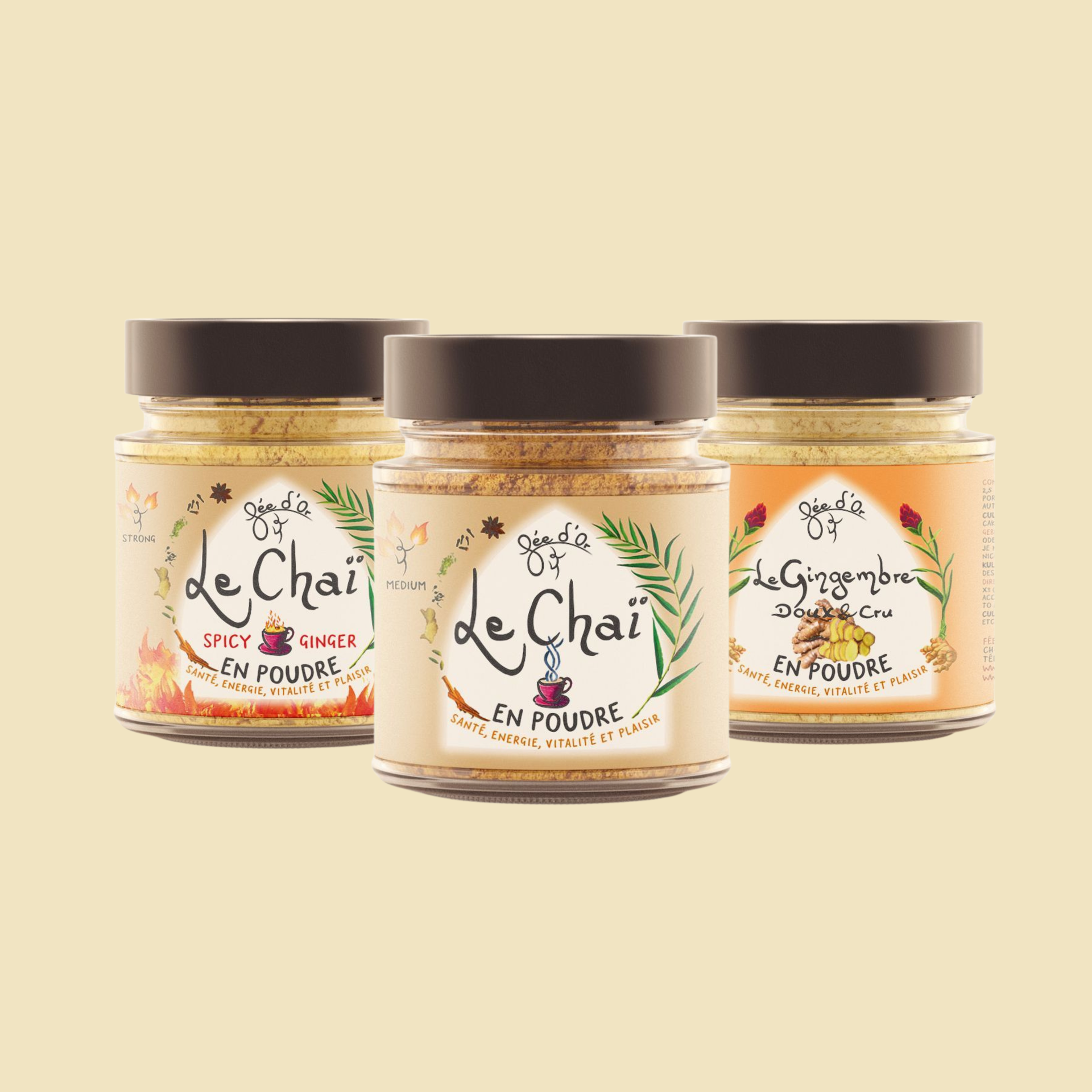 Trois pots de mélange d'épices « Le Chai » en poudre, avec des couvercles noirs, sur un fond beige.