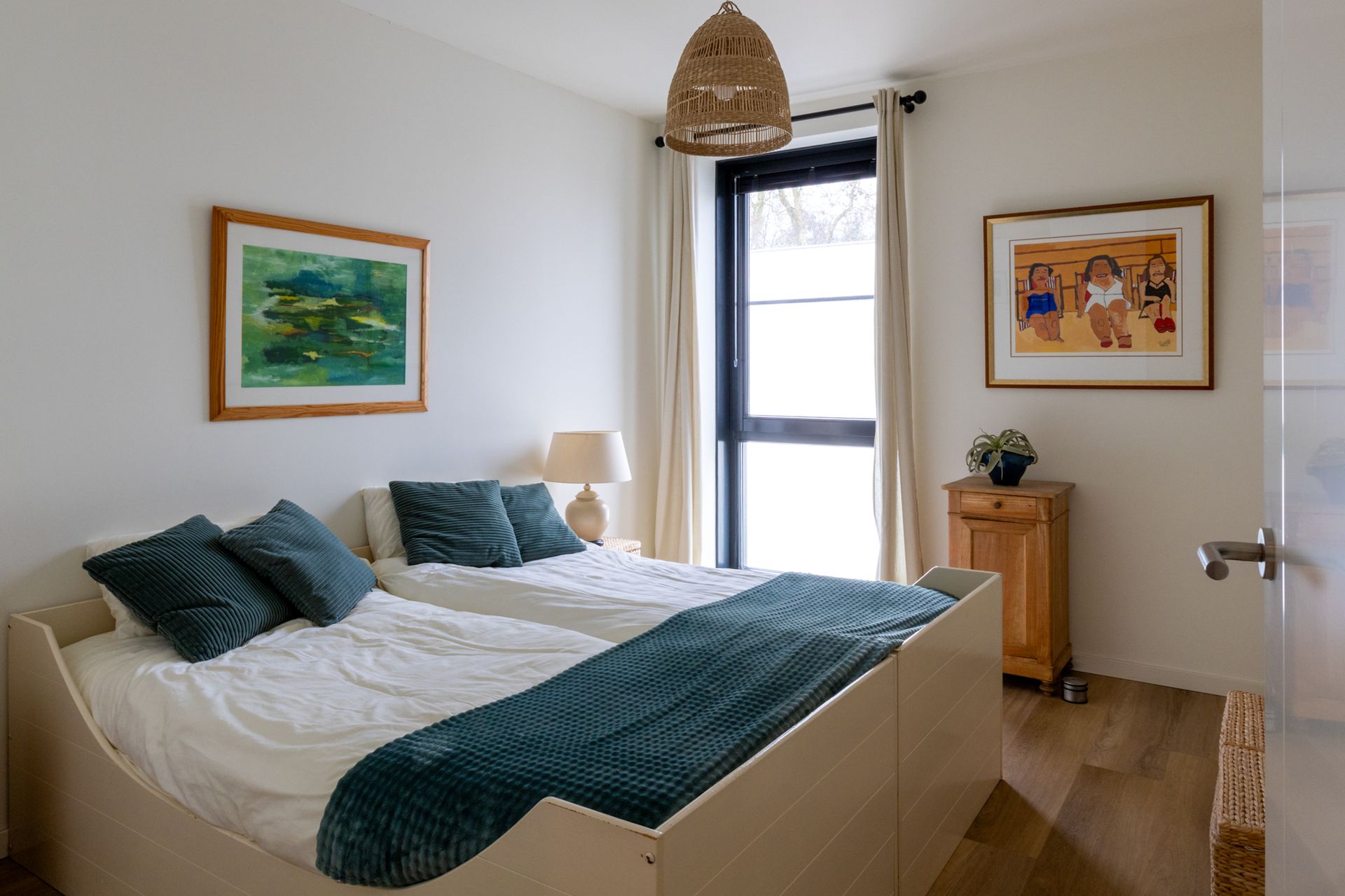 Moderne badkamer met een dubbele wastafel, een grote spiegel en een heerlijk ligbad. Achter de wastafel bevinden zich nog een royaal toilet en een ruime inloopdouche.