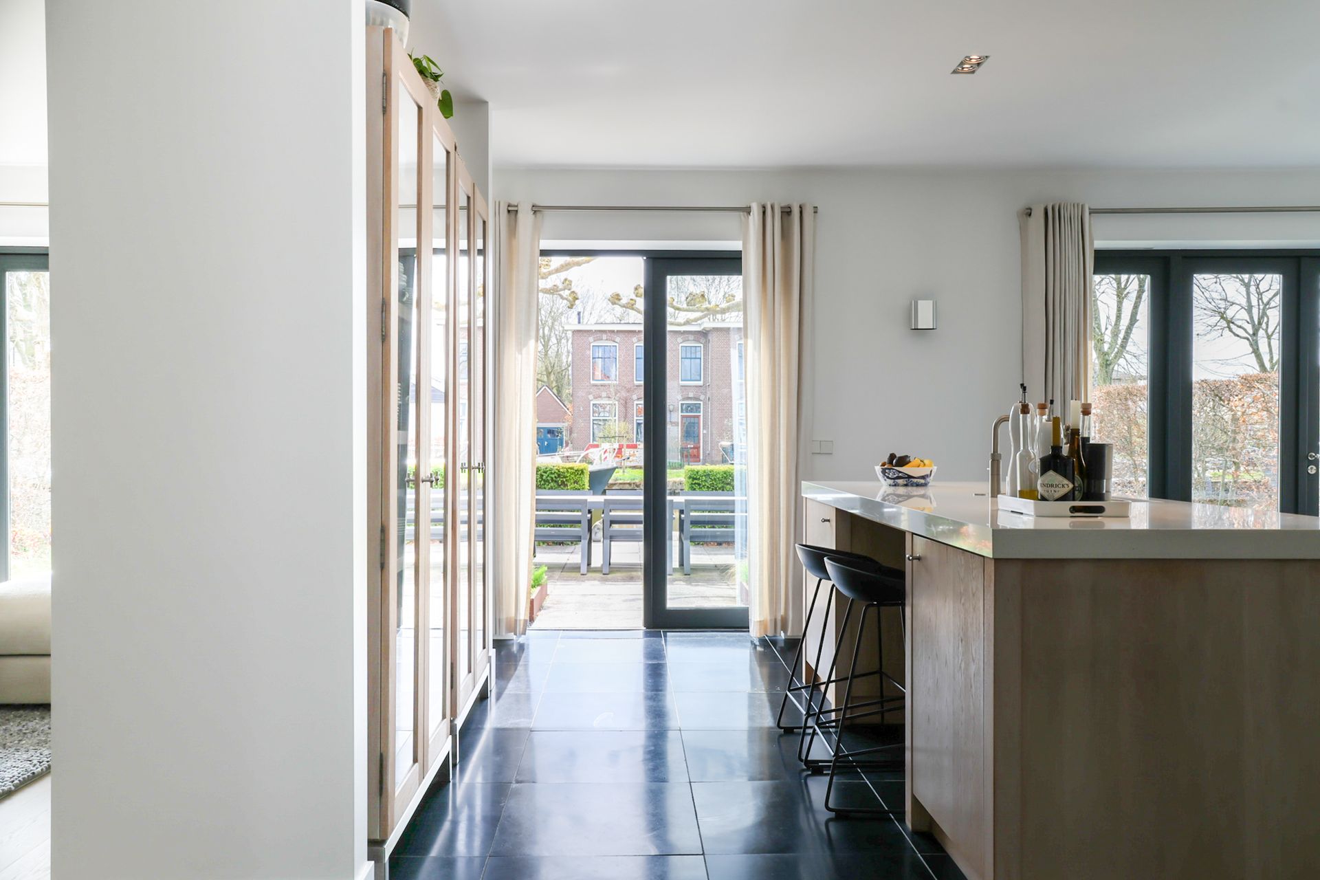 Moderne badkamer met een dubbele wastafel, een grote spiegel en een heerlijk ligbad. Achter de wastafel bevinden zich nog een royaal toilet en een ruime inloopdouche.