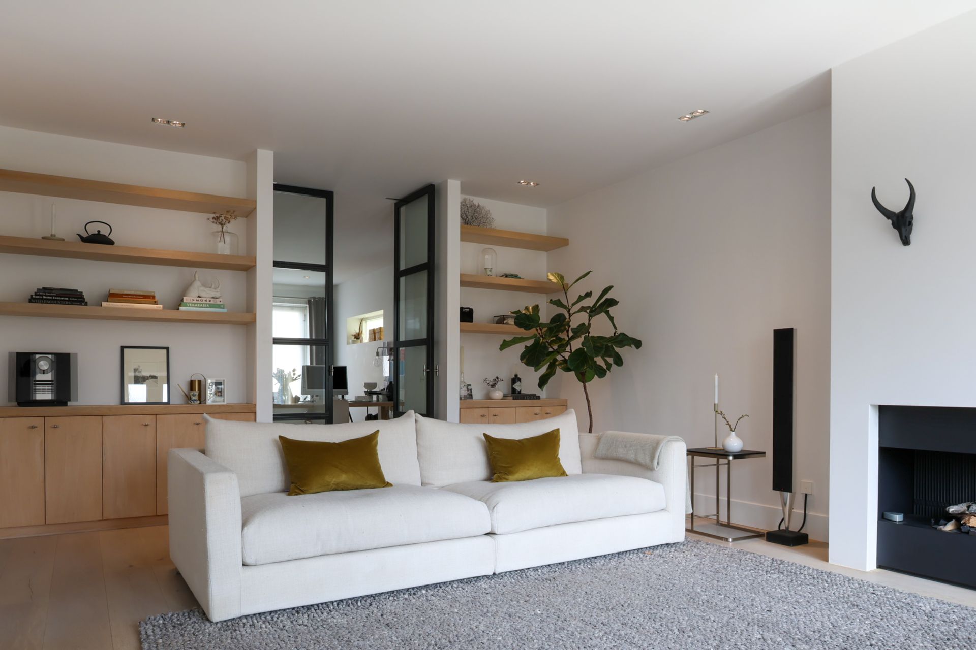 Moderne badkamer met een dubbele wastafel, een grote spiegel en een heerlijk ligbad. Achter de wastafel bevinden zich nog een royaal toilet en een ruime inloopdouche.
