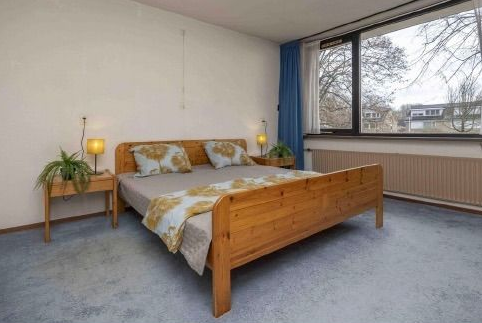 Slaapkamer na restyling. In deze ruimte is vooral een stukje sfeer toegevoegd, door bedlampjes, plantjes en beddengoed.