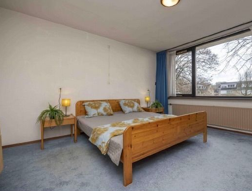 Slaapkamer na restyling. In deze ruimte is vooral een stukje sfeer toegevoegd, door bedlampjes, plantjes en beddengoed.