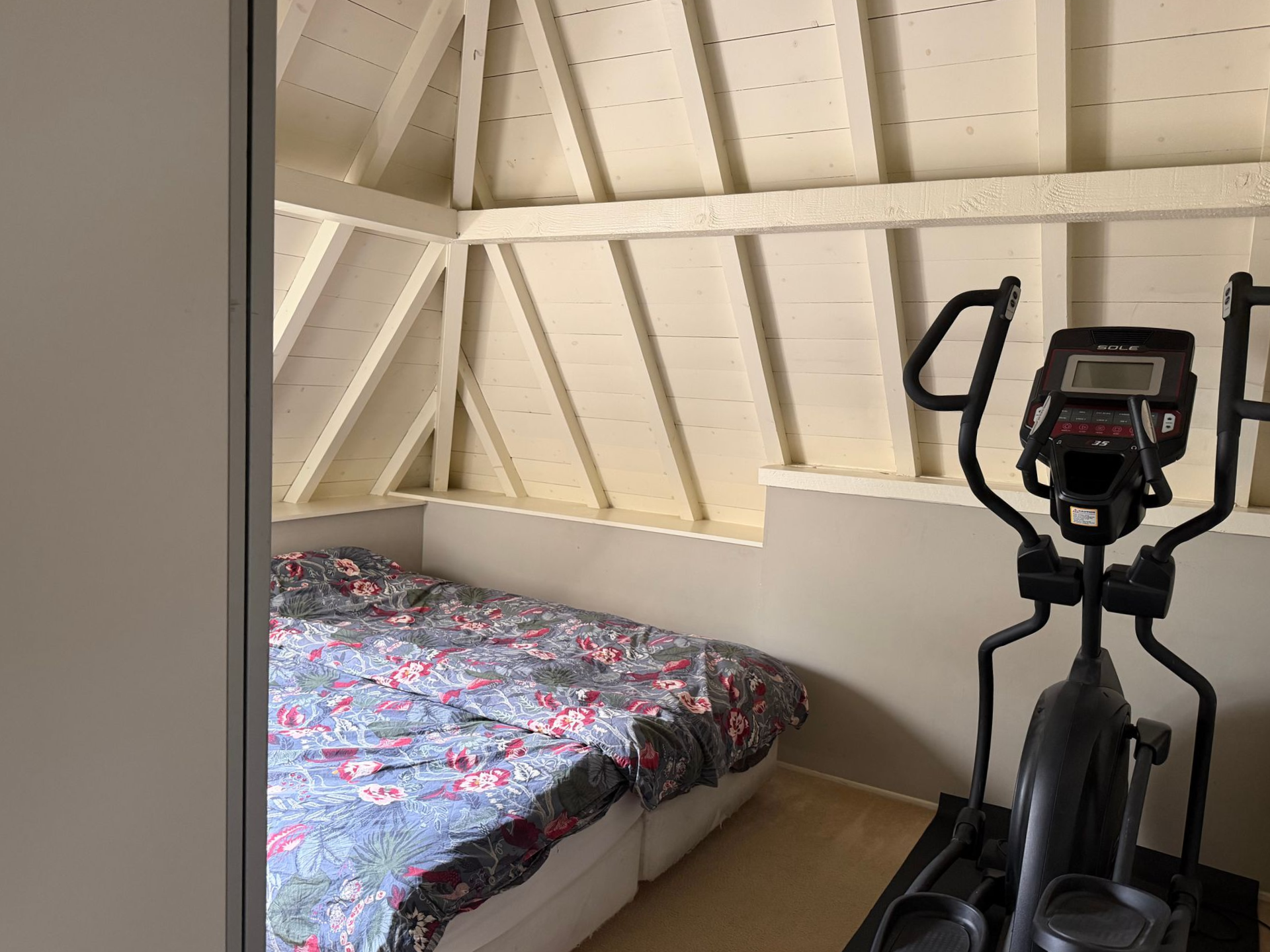 Slaapkamer vooraf gaand aan styling. Raampartijen zijn niet goed zichtbaar, looproutes naar het raam niet vrij. Bed, niet strak opgemaakt.