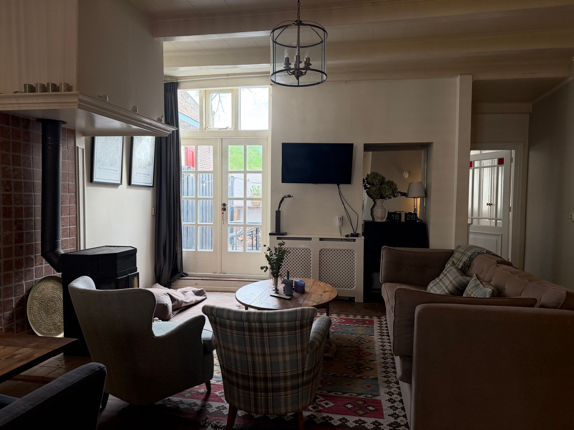 Slaapkamer vooraf gaand aan styling. Raampartijen zijn niet goed zichtbaar, looproutes naar het raam niet vrij. Bed, niet strak opgemaakt.