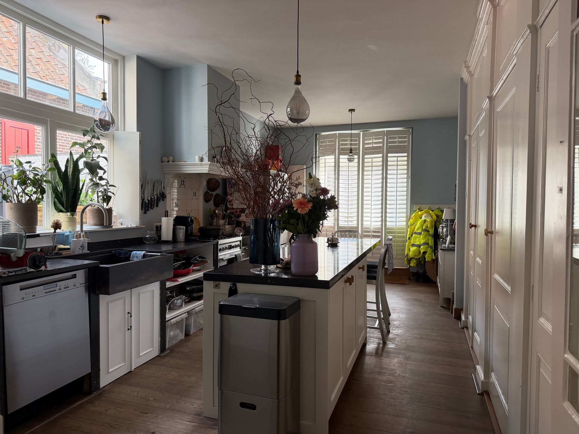 Slaapkamer vooraf gaand aan styling. Raampartijen zijn niet goed zichtbaar, looproutes naar het raam niet vrij. Bed, niet strak opgemaakt.