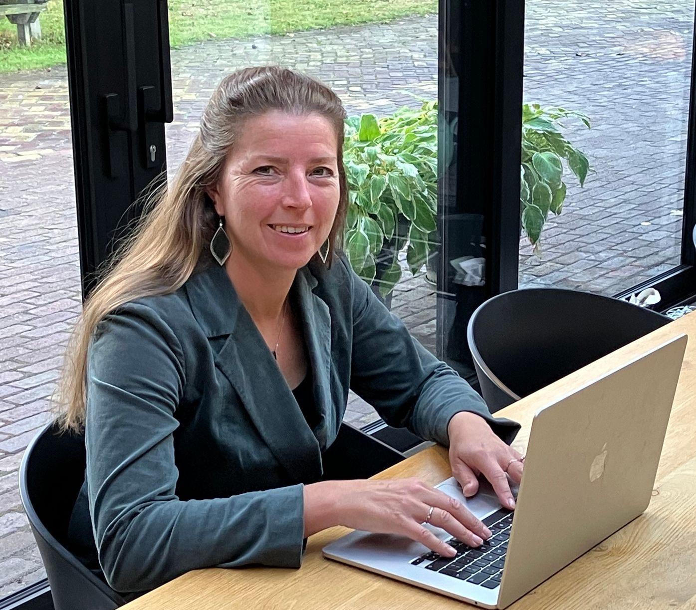 Een glimlachende foto van de eigenaar van Somers Vastgoedpresentatie & Styling, aan het werk.