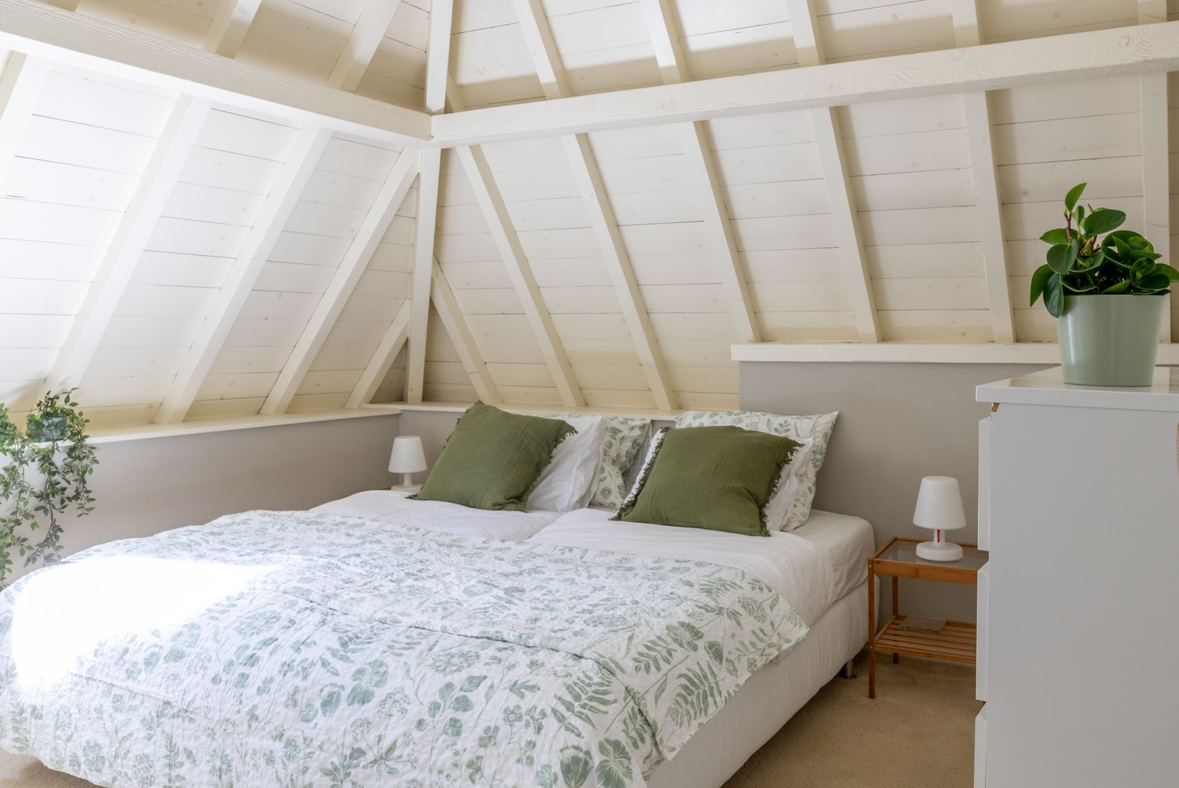 Slaapkamer vooraf gaand aan styling. Raampartijen zijn niet goed zichtbaar, looproutes naar het raam niet vrij. Bed, niet strak opgemaakt.
