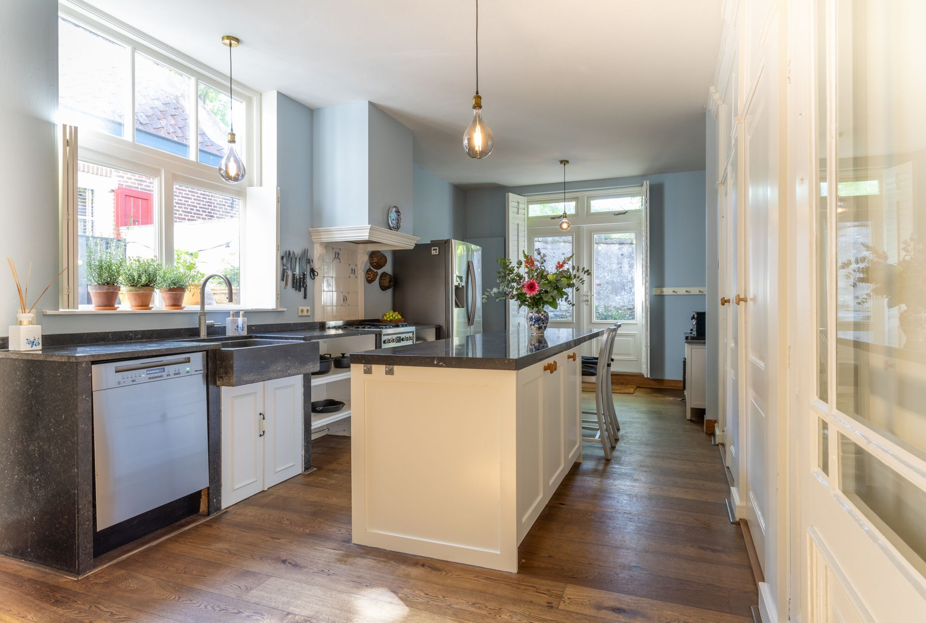 Slaapkamer vooraf gaand aan styling. Raampartijen zijn niet goed zichtbaar, looproutes naar het raam niet vrij. Bed, niet strak opgemaakt.