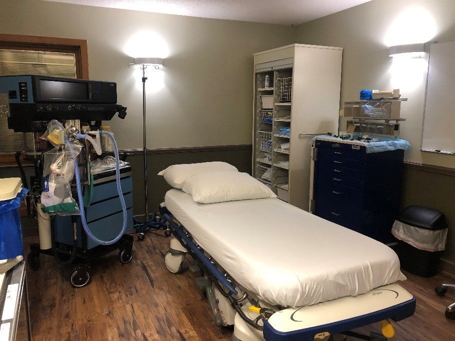 A hospital room with a bed and an oxygen machine - the albany clinic in carbondale Illinois