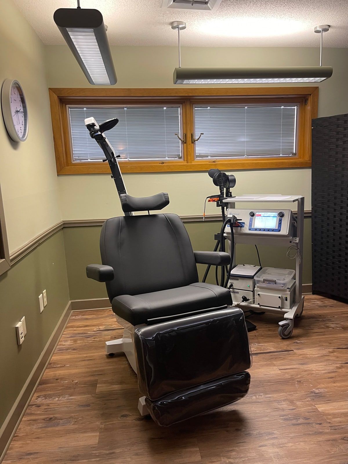 There is a chair in the middle of the room - the albany clinic in carbondale Illinois