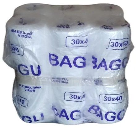 Rollo de bolsas de plástico blancas transparentes con un núcleo de cartón marrón. Se extrae una bolsa.